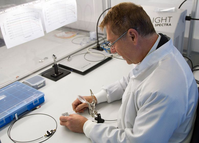 Bild: Prof. Dr. Ulrich Fischer-Hirchert vom Fachbereich Automatisierung und Informatik der Hochschule Harz entwickelte das Miniatur-Spektrometer.