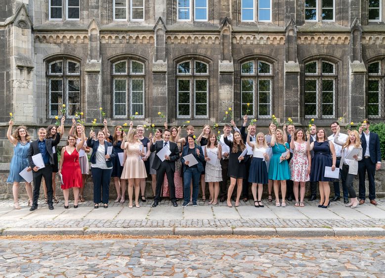 Nach der Zeugnisübergabe am Halberstädter Fachbereich Verwaltungswissenschaften der Hochschule Harz blicken die Alumni optimistisch in die Zukunft. Foto: Arnulf Quint