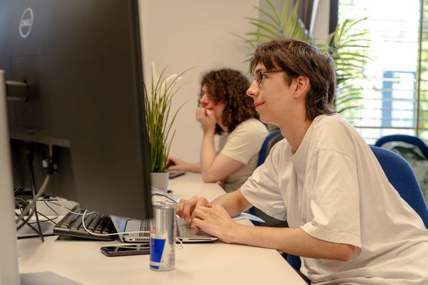 Studenten hören aufmerksam zu