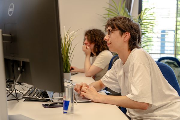 Studenten hören aufmerksam zu