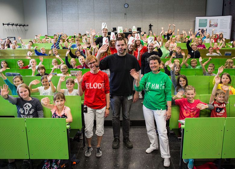 Bilder: Bei der 45. Vorlesung der KinderHochschule ging es um „KOMPONIEREN - nichts leichter als das!? Die Zutaten der Musik“. Als Referenten wurden Jens Klimek, Solveig Siede und Gabriele Warmke vom Landesgymnasium für Musik Wernigerode begrüßt. F