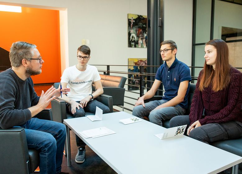 Studienberater Cornelius Hupe (links) erklärt den Schnupper-Studierenden Volker Blath, Florian Gorges und Jette Gewandt (v.l.n.r.), was das Studium im Harz und ihren Wunsch-Studiengang Smart Automation ausmacht – nach einer Campusführung steht der Vorlesungsbesuch an. Foto: Hochschule Harz