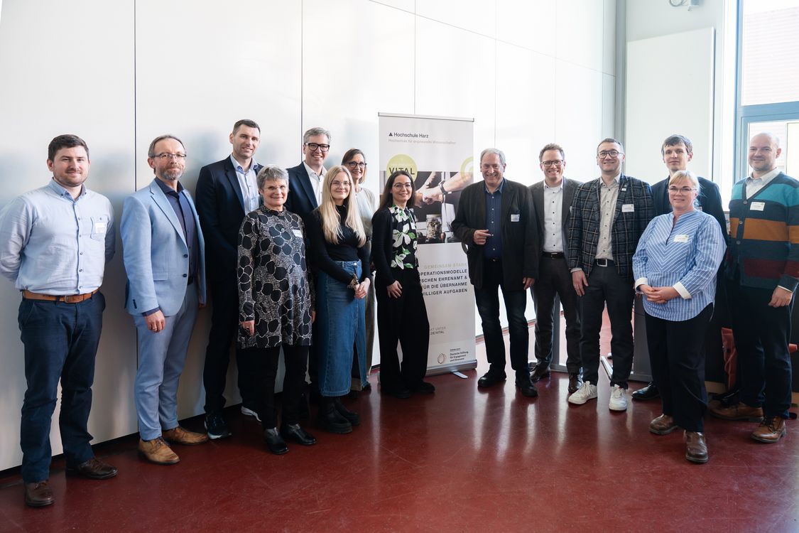 Gruppenbild der Referentinnen und Referenten während der Fachtagung Ehrenamt im Hörsaal der Hochschule Harz in Halberstadt.