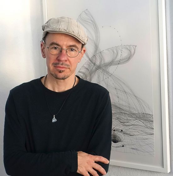 Im Rahmen der Juni-Vorlesung der KinderHochschule ergründet der Wernigeröder Künstler Kovin Reich gemeinsam mit den Junior-Studenten, ob man Kunst lernen kann. Foto: R. Kaspar