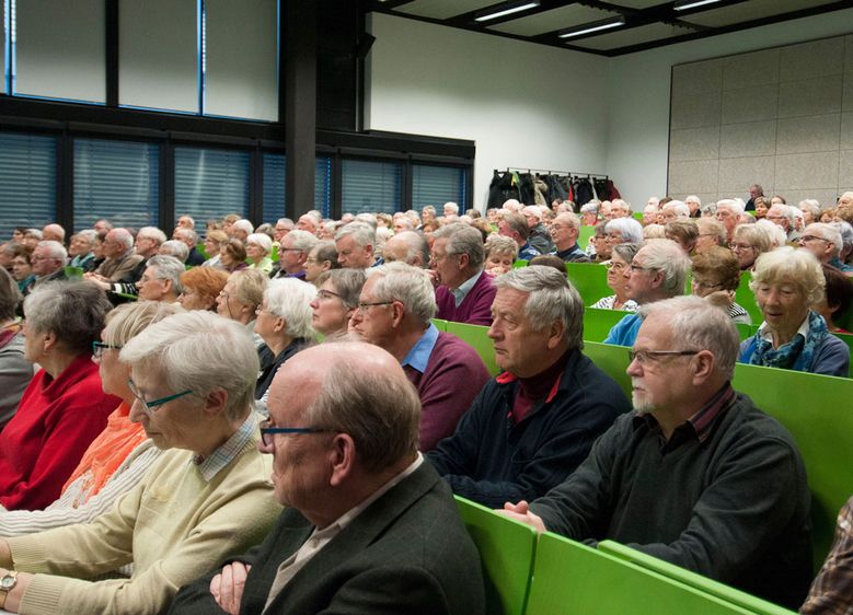Bild: Zahlreiche interessierte Bürgerinnen und Bürger lauschten den Ausführungen von Dr. Rolf Bielau zum Thema „Agrarwissenschaftler und Pflanzenzüchter in Quedlinburg vom 19. Jahrhundert bis heute“ im AudiMax der Hochschule Harz.