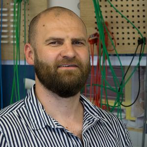 Berufsschullehrer Jakob Wilms unterrichtet Elektrotechnik, Steuerungstechnik, elektrische Maschinen und Informationstechnik.