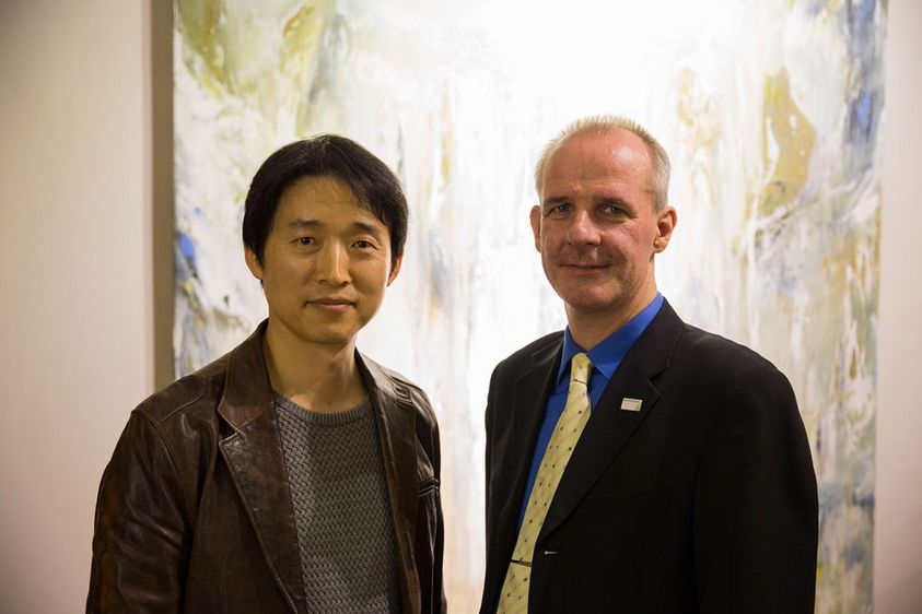 Bild: Prof. Dr. Olaf Drögehorn (r.), Prorektor für Informations- und Kommunikationstechnologien sowie E-Learning der Hochschule Harz, eröffnete gemeinsam mit Doohyoun Kwon die Ausstellung „Inside View“ in der Wernigeröder Rektoratsvilla.