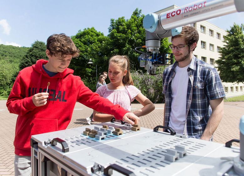 Bild: Beim Campusfieber am Samstag, dem 26. Mai 2018, präsentiert sich die Hochschule Harz fachlich, familiär und in bester Feierlaune: Besucher und Interessierte, Schülerinnen und Schüler sowie Hochschulangehörige sind eingeladen, wenn vier Veransta