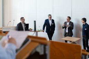 Hörsaal der Hochschule Harz mit Prof. Dr. Oliver Junk und drei weiteren Referenten während der Fachtagung Ehrenamt in Halberstadt.