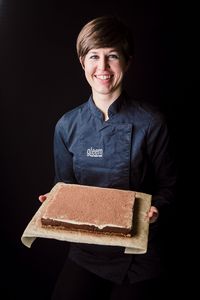 Anna Gliemer präsentiert Ihren Schokoladenkuchen.