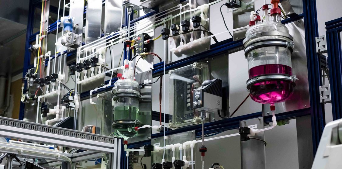 Symbolbild Forschung Hochschule Harz: Nahaufnahme im Labor für Prozessleittechnik mit Metallgestellt und Flüssigkeiten