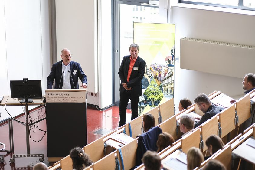 Grußwort auf der Netzwerktagung: Bernd Schlömer (links), Staatssekretär im Ministerium für Infrastruktur und Digitales des Landes Sachsen-Anhalt, im Gespräch mit dem Präsidenten der Rektorenkonferenz der Hochschulen für den öffentlichen Dienst, Prof. Dr. Jürgen Stember.  Foto: Hochschule Harz