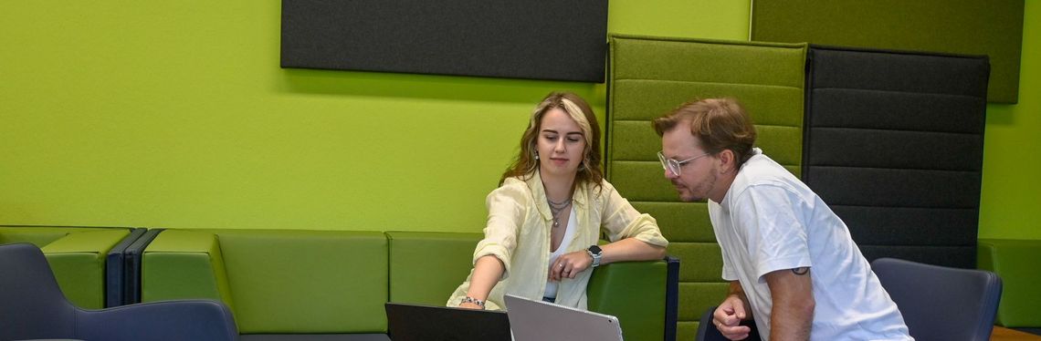 Mara Lutter und Albert Renn besprechen ihre Arbeiten