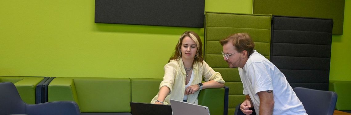 Mara Lutter und Albert Renn besprechen ihre Arbeiten