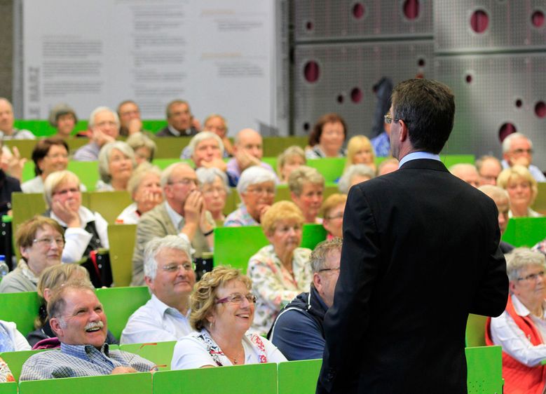 Bild: Prof. Dr. Volker Böttcher vom Fachbereich Wirtschaftswissenschaften der Hochschule Harz begeisterte die Teilnehmerinnen und Teilnehmer der GenerationenHochschule mit seinem Vortrag zum Thema „Mehr als 100 Jahre organisierte Urlaubsreisen – Eine