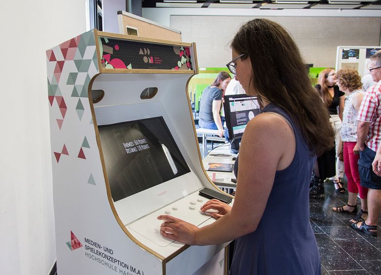 Bei der ADD ON 2017 kam der von Studierenden konzipierte Arcade-Automat (links) im Retro-Design sehr gut an; mithilfe von Joystick und Knöpfen können dort auch 2018 studentische Games getestet werden. Foto: Hochschule Harz