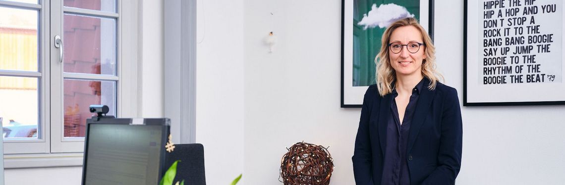 Franziska Wambsganß in ihrem Büro im Rathaus der Einheitsgemeinde Osterwieck nach ihrem Abschluss des Masterstudiengangs Public Management.