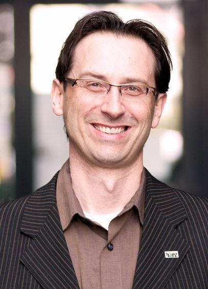 Prof. Dr. Sven Groß von der Hochschule Harz (links, Foto: Hochschule Harz) und Prof. Dr. Julian Reif von der FH Westküste (rechts, Foto: Deutsches Institut für Tourismusforschung) widmen sich der Frage, für welche Ausflugsziele sich Kreuzfahrtreisende besonders interessieren.