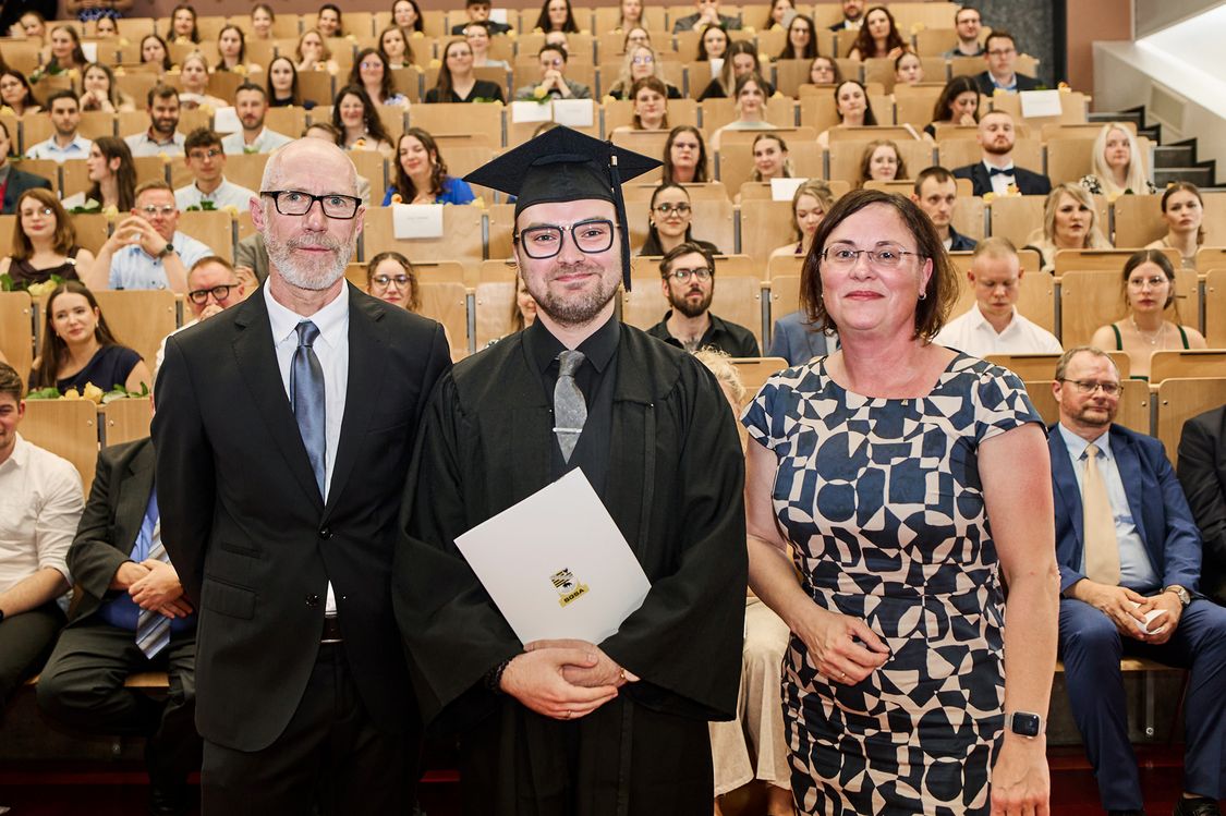 Denys Leluk, mit dem Dekan des Fachbereichs Verwaltungswissenschaften und der Vorsitzenden des Fördervereins der Hochschule Harz.