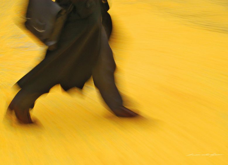 Doohyoun Kwon hat bereits Gemälde an der Hochschule Harz ausgestellt (links), nun zeigt er seine ungewöhnlichen Fotografien (rechts) unter dem Titel „Time/Light – The Moment“ in der Rektoratsvilla. 