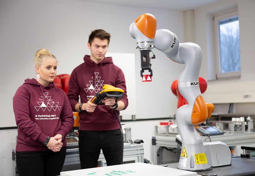 Wer am Wernigeröder Standort der Hochschule Harz den Bachelor-Studiengang Ingenieurpädagogik belegt, lernt anhand neuester Technik und macht den ersten Schritt auf dem Weg ins Lehramt an berufsbildenden Schulen. Foto: Hochschule Harz