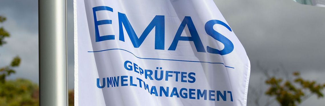 Das Gütesiegel EMAS feierte Ende September sein 25-jähriges Jubiläum, auch die Hochschule Harz war dabei und hat mit dem Hissen der EMAS-Flagge gezeigt, dass die Umweltziele weiter verfolgt werden.