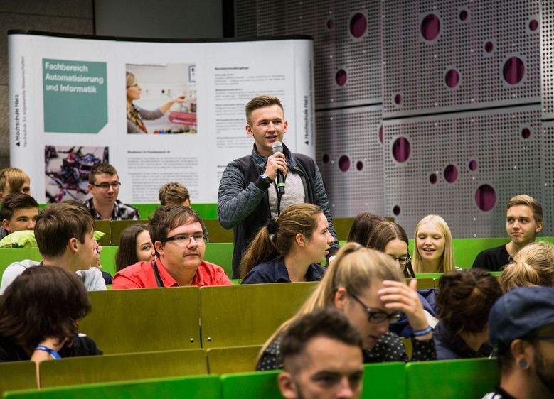 Gründerakademie-Teilnehmer und Schülersprecher Bennet Rietdorf (17) vom Francisceum Zerbst hatte für die Diskussionsrunde eine Frage an Wirtschaftsminister Armin Willingmann mitgebracht