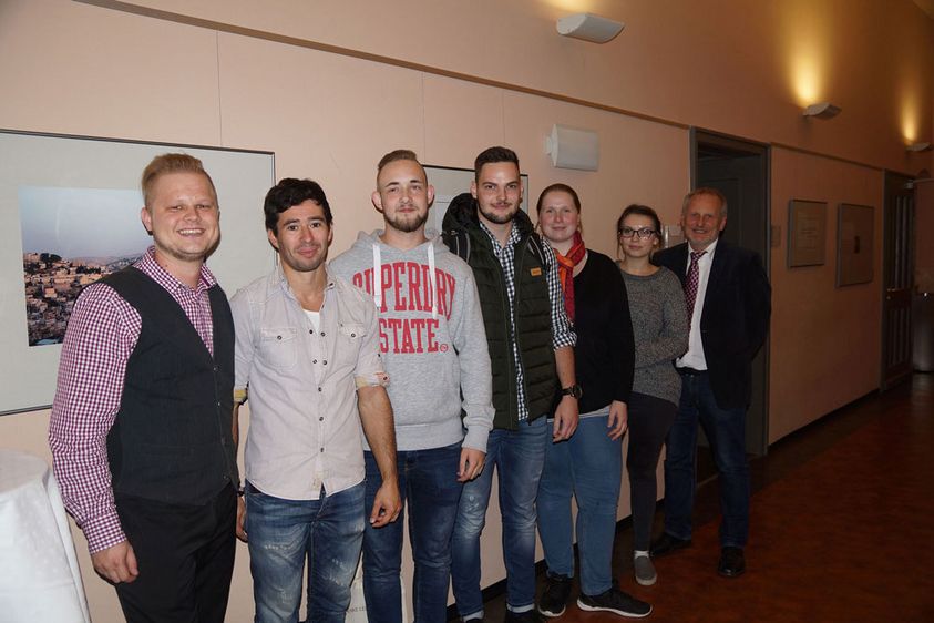Bild (v.l.n.r.): Die Studierenden Kevin Otto, Stefan Apitz, Erik Meichler, Danny Keil, Anne Markschake und Ella Alpers mit Holger Selig, Dozent für Europapolitik und Europarecht am Fachbereich Verwaltungswissenschaften.