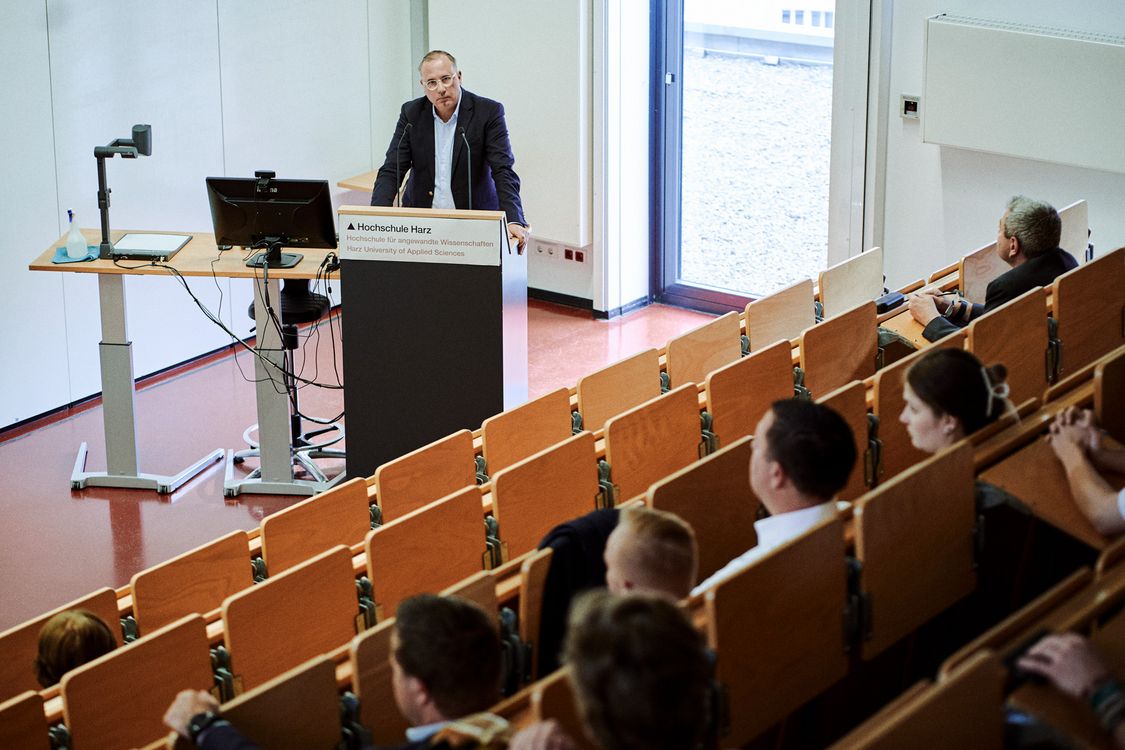 Prof. Dr. Oliver C. Ruppel im Hörsaal während seines Gastvortrags Gebäudeteil am Fachbereich Verwaltungswissenschaften der Hochschule Harz