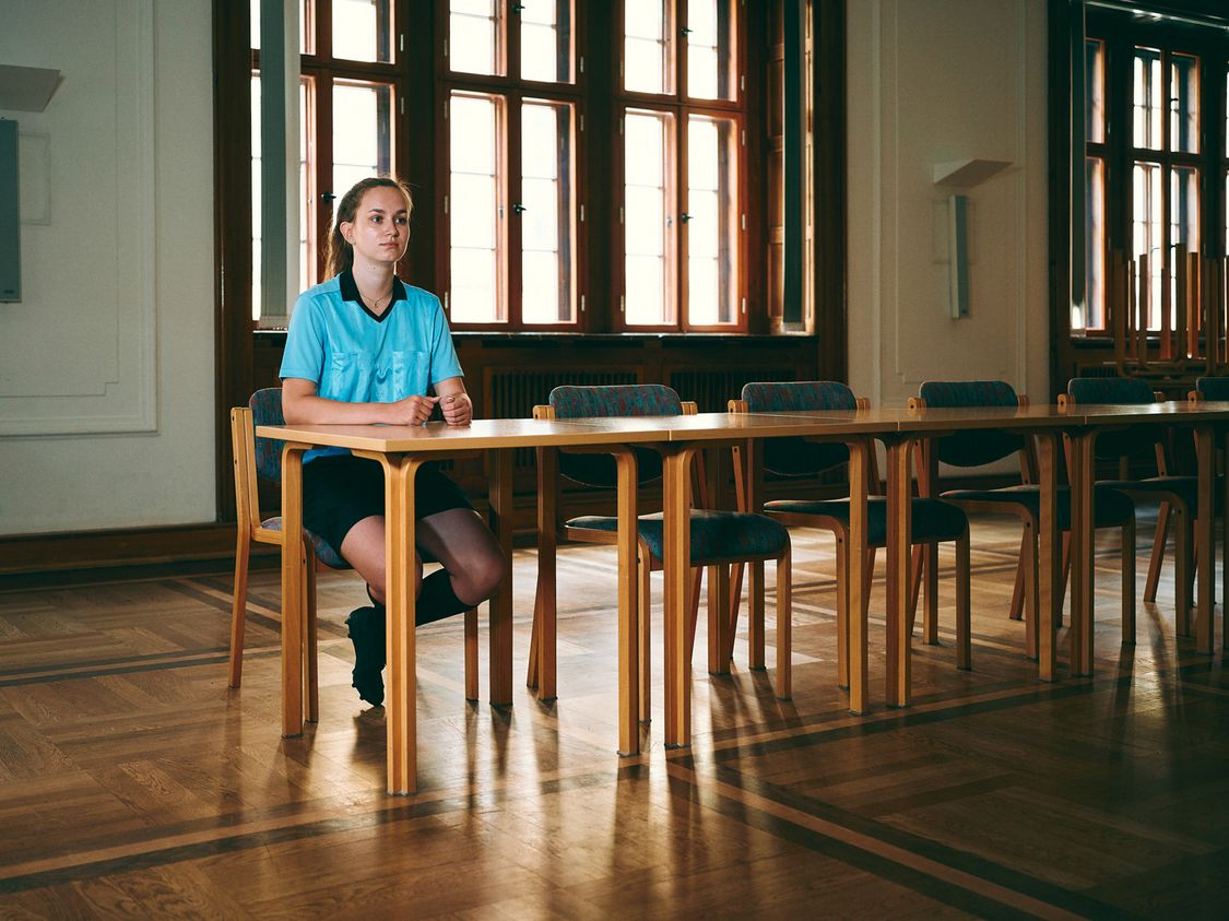 Studierende des Fachbereichs Verwaltungswissenschaften in Schiedrichteruniform im Festsaal.