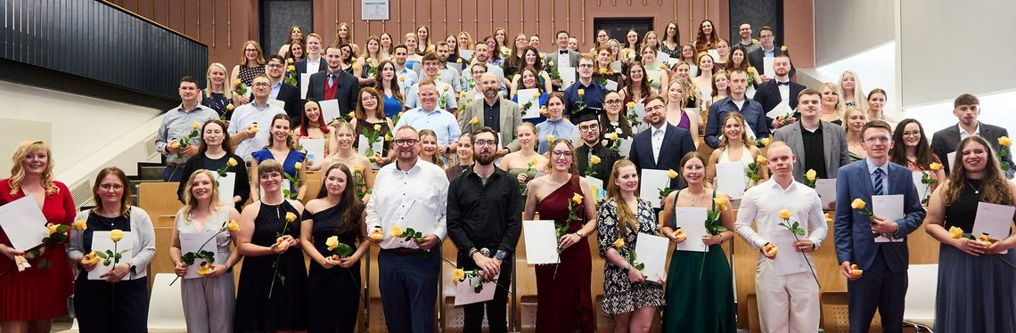 Gruppenbild der Absolventinnen und Absolventen des Fachbereichs Verwaltungswissenschaften im großen Hörsaal am Standort Halberstadt.