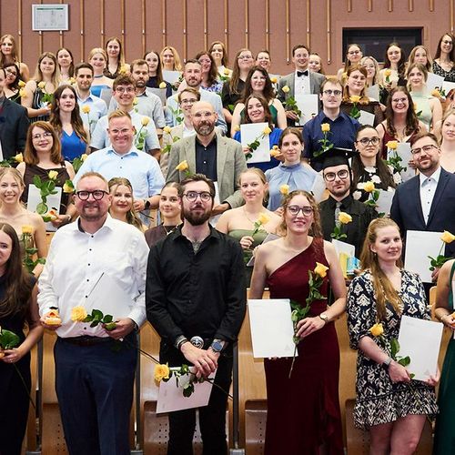 Gruppenbild der Absolventinnen und Absolventen des Fachbereichs Verwaltungswissenschaften im großen Hörsaal am Standort Halberstadt.