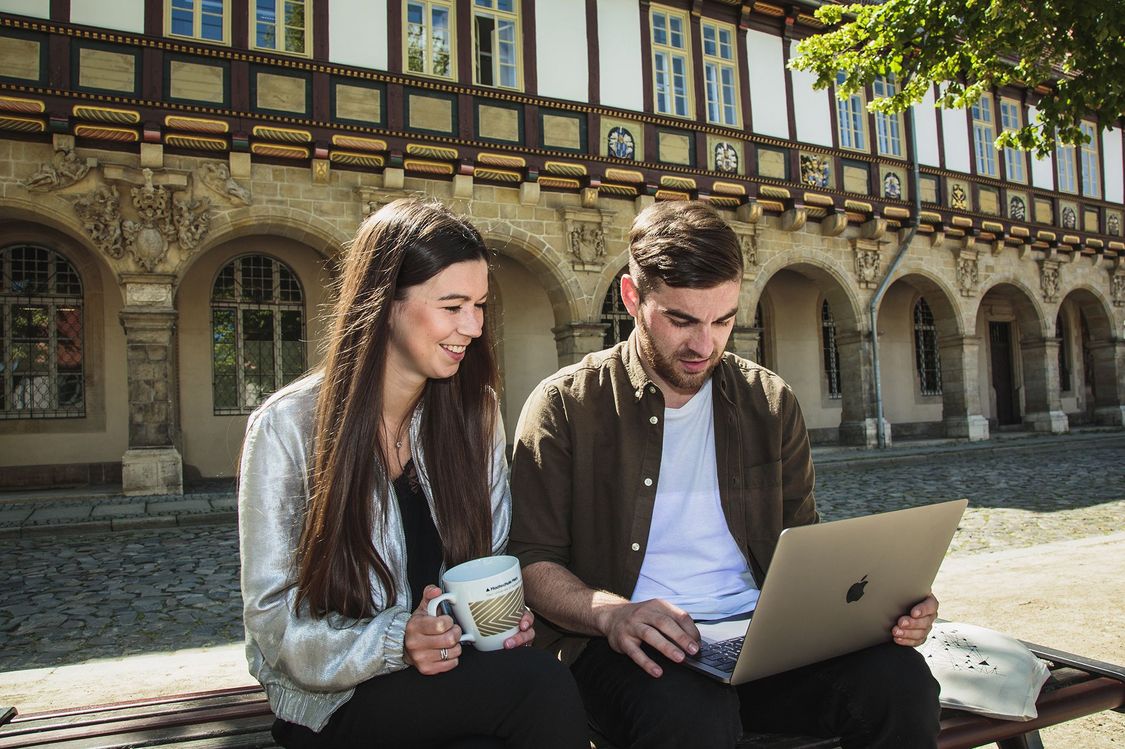 Zwei Studierende auf dem Domplatz vor dem Hauptgebäude des Fachbereichs Verwaltungswissenschaften