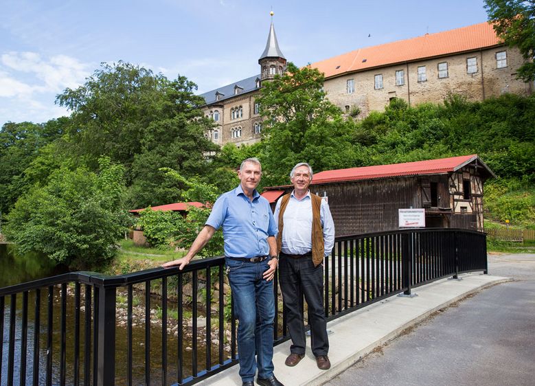Bild: Prof. Dr. Ulrich Fischer-Hirchert von der Hochschule Harz und Rainer Schulze, Vorsitzender der Stiftung Kloster Ilsenburg, (v.l.n.r.) freuen sich über das moderne LED-basierte Beleuchtungskonzept für die altehrwürdigen Gemäuer.