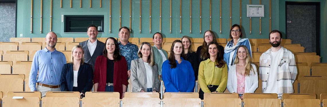 Gruppenbild der Studierenden und Beteiligten des Projektes im Rahmen des Förderprogramms "Demokratie leben"