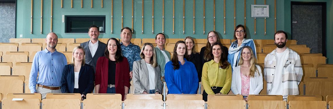 Gruppenbild der Studierenden und Beteiligten des Projektes im Rahmen des Förderprogramms "Demokratie leben"