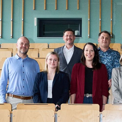 Gruppenbild der Studierenden und Beteiligten des Projektes im Rahmen des Förderprogramms "Demokratie leben"