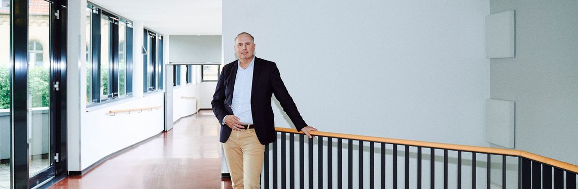 Prof. Dr. Oliver C. Ruppel im neuen Gebäudeteil am Fachbereich Verwaltungswissenschaften der Hochschule Harz
