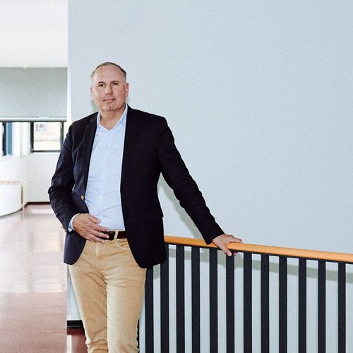 Prof. Dr. Oliver C. Ruppel im neuen Gebäudeteil am Fachbereich Verwaltungswissenschaften der Hochschule Harz