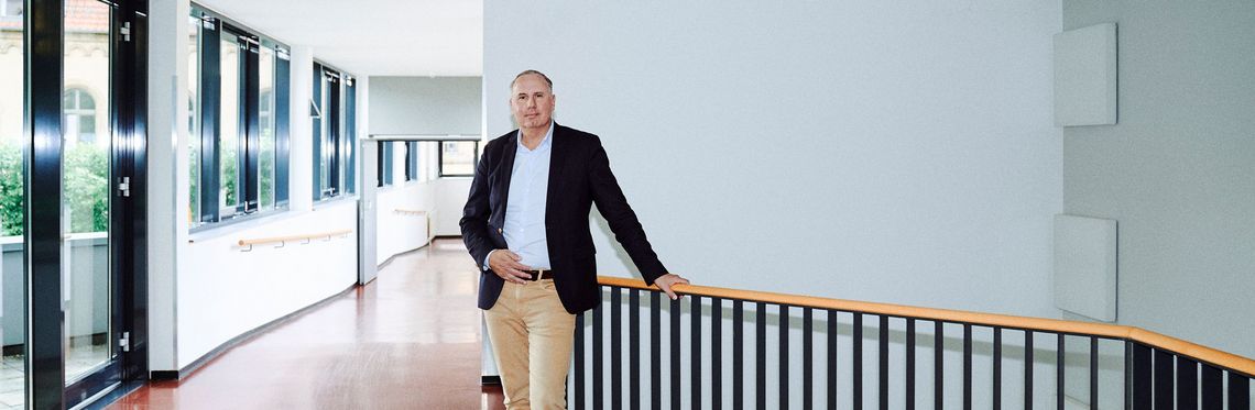 Prof. Dr. Oliver C. Ruppel im neuen Gebäudeteil am Fachbereich Verwaltungswissenschaften der Hochschule Harz