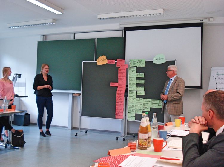 Schönigens Bürgermeister Henry Bäsecke im Gespräch mit den Studierenden