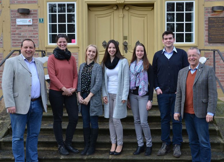 Bild: Stephan Zwick (kaufmännischer Vorstand Ev. Stiftung Neinstedt), Nicole Müller (Qualitätsmanagement Ev. Stiftung Neinstedt), Theresa Vitera, Angela Brecht, Simone Müller, Thomas Karolczak (Studierende Business Consulting, Hochschule Harz) und Dia