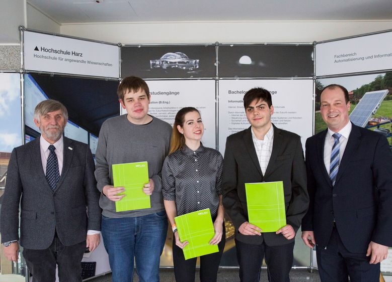 Bild: Prof. Dr. Bernhard Zimmermann, Dekan des Fachbereichs Automatisierung und Informatik, mit den Stipendiaten Clemens Nebelung, Mona Holtmann sowie Danilo Schiller und Mathias Sauerzapfe von M Plan bei der Übergabe der Stipendienurkunden (v.l.n.r.). F