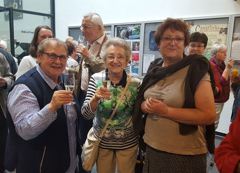 Die Jubiläumsvorlesung der GenerationenHochschule wartete mit aktuellen Forschungsergebnissen auf, vorgestellt von Prof. Dr. Ulrike Starker sowie vier Studierenden. Auf den 10. Geburtstag wurde im Anschluss angestoßen.