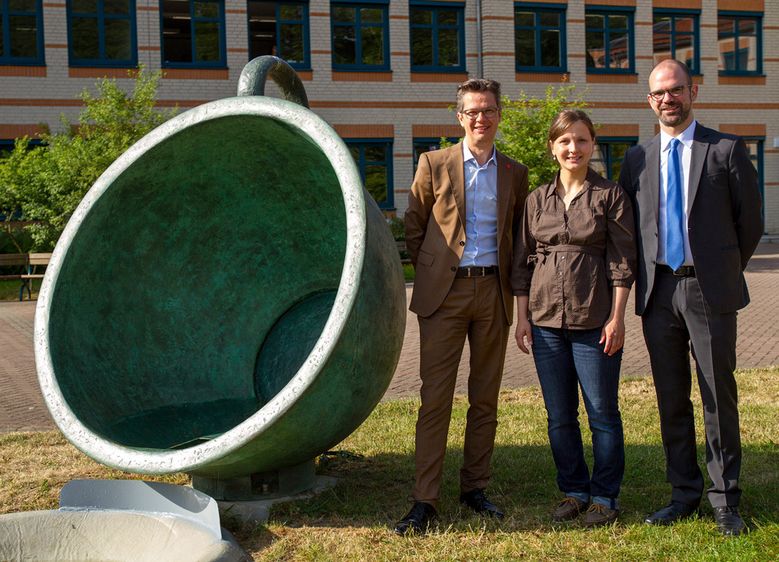 Bild: Andreas Schubert (l.) und Kolja Schuler (r.) von Great Place to Work® sowie Martina Richter vom TransferZentrum der Hochschule Harz luden zum Personalleiterworkshop auf den Wernigeröder Campus ein.