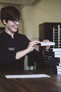 Anna Gliemer verpackt Ihre in Handarbeit hergestellten Pralinen auch selbst.