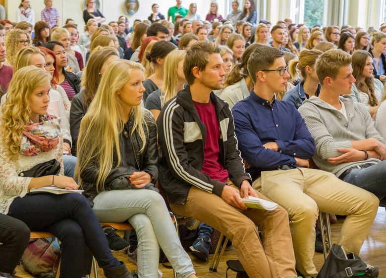 Bild: Begrüßung der Erstsemester-Studierenden am Fachbereich Wirtschaftswissenschaften, dem größten Fachbereich der Hochschule Harz.