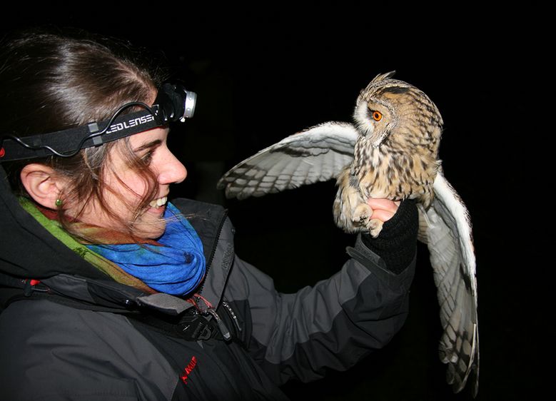 Caren Pertl kennt sich mit Eulen aus. Bei der KinderHochschule am 2. Dezember stellt sie den sagenumwobenen Vogel im Rahmen der KinderHochschule vor. Foto: Thorsten Späth