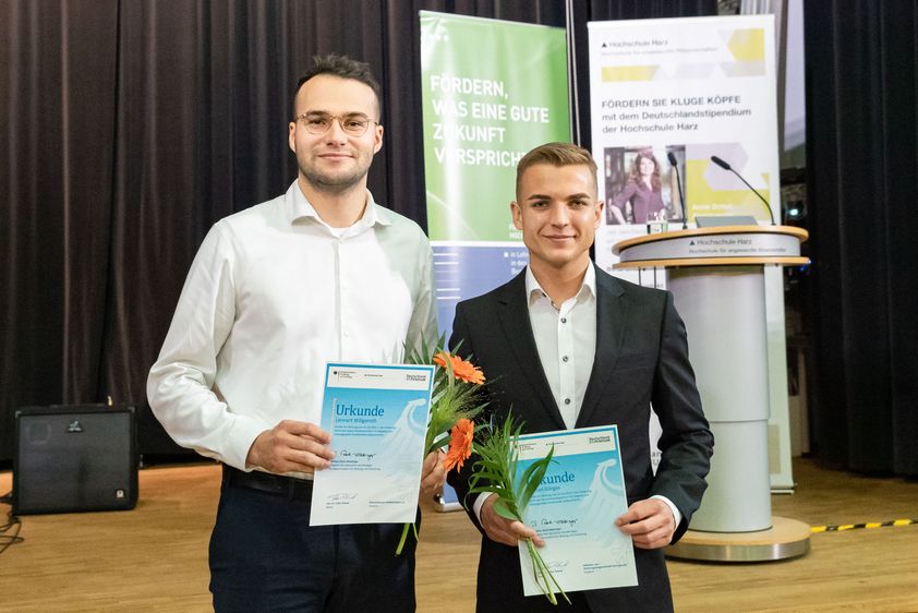 Stolze Stipendiaten der 12. Förderperiode des Deutschlandstipendiums. V.l.n.r.: Lennert Willgeroth (Master-Studiengang F.A.C.T.), Roman Görges (Bachelor-Studiengang Wirtschaftsinformatik). Foto: Hochschule Harz 