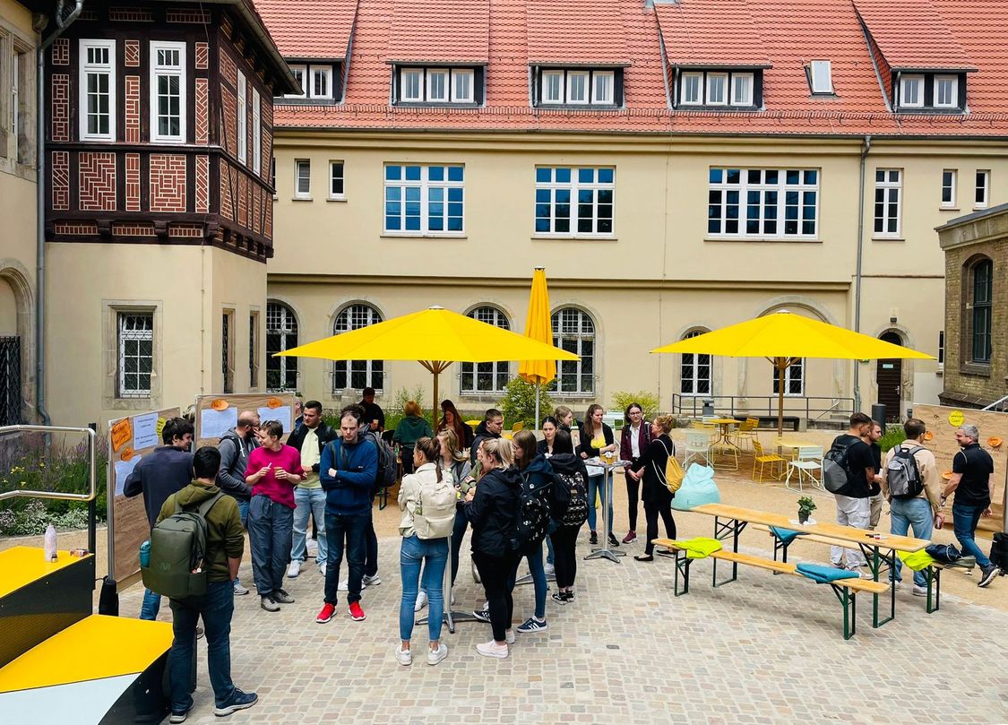 In gemütlicher Atmosphäre gab es im malerischen Halberstädter Innenhof die ideale Gelegenheit, mit Professorinnen und Professoren zusammenzukommen und Ideen auszutauschen. 